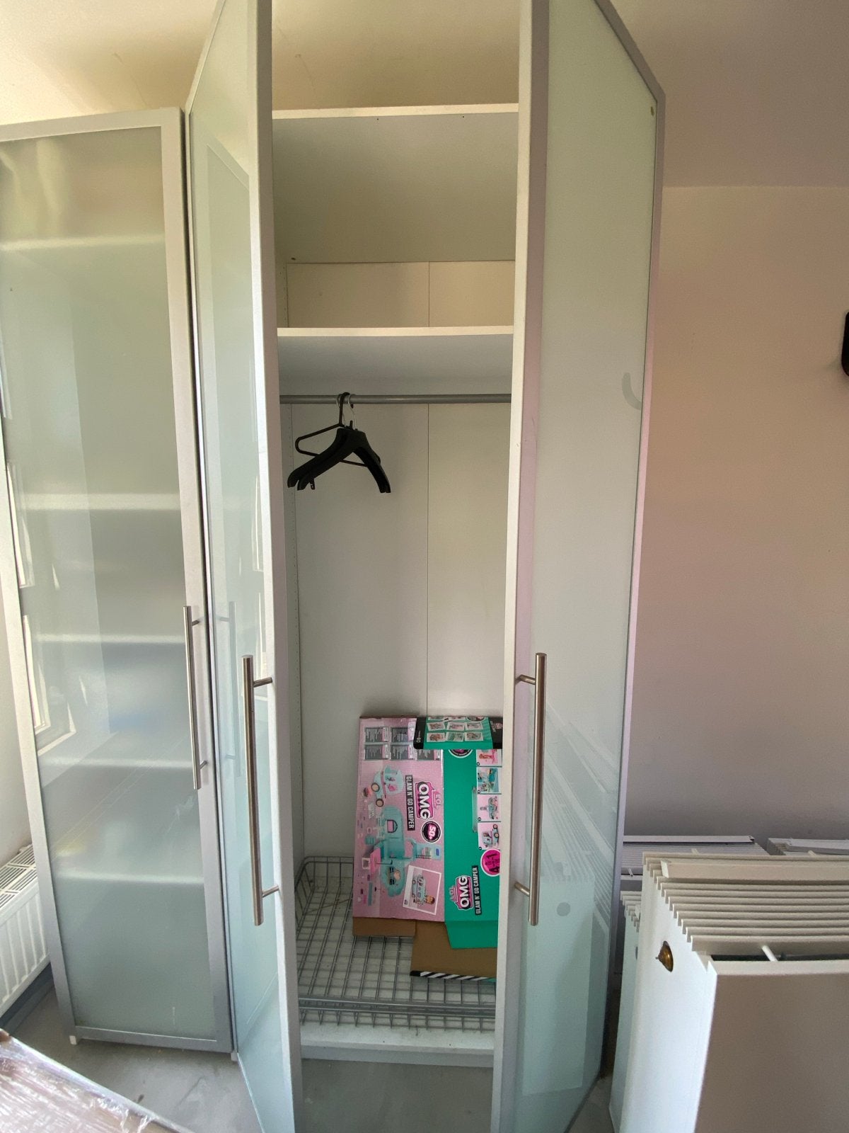 IKEA kledingkast met 3 deuren en glazen panelen, Huis en Inrichting, Kasten | Kledingkasten, Ophalen, Gebruikt, 100 tot 150 cm