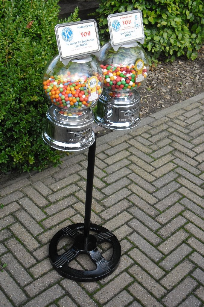 2 FORD gum kauwgomballen automaten op poot fifties sixties, Ophalen