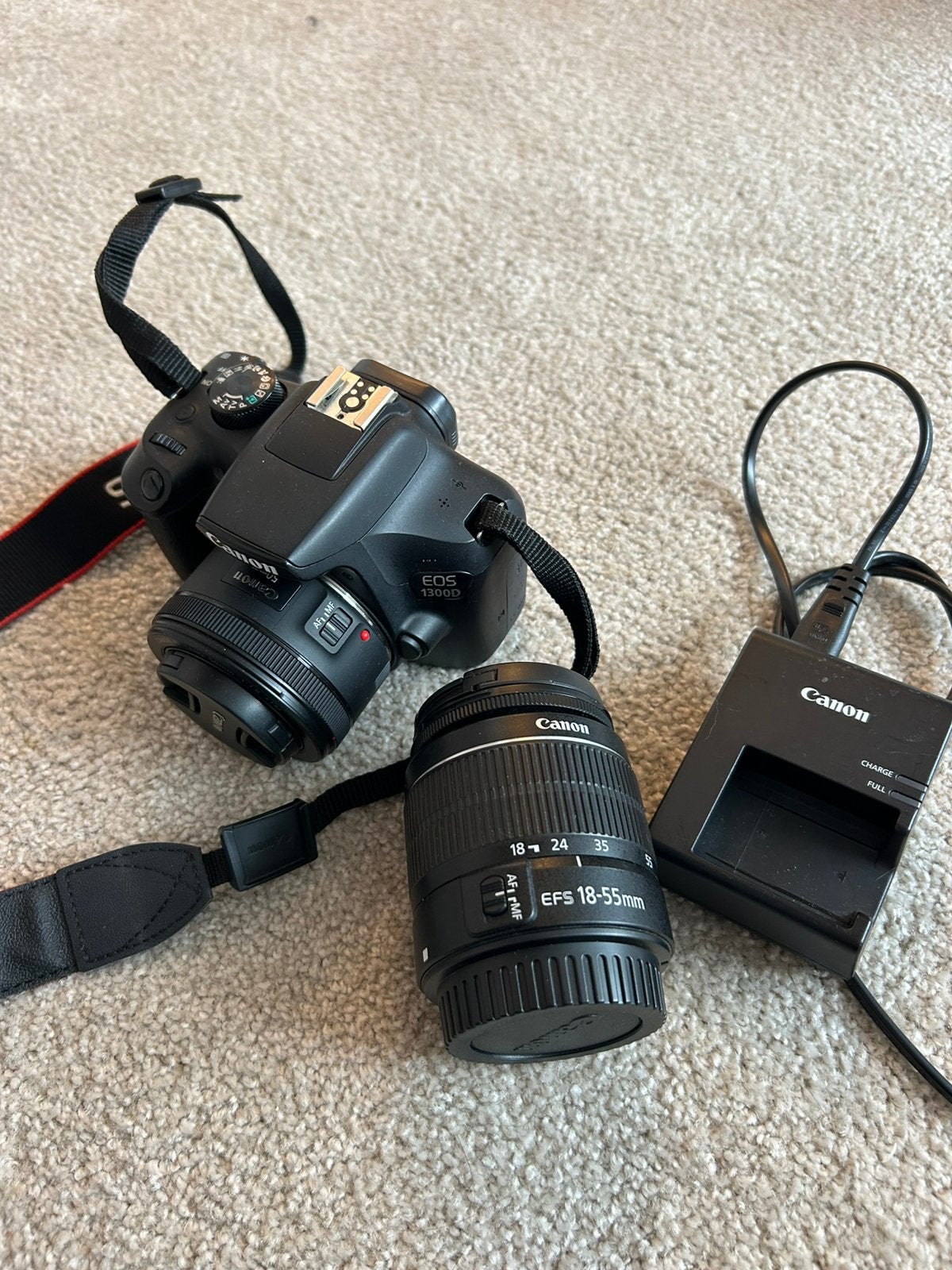 Canon EOS 1300D spiegelreflexcamera + 2 lenzen en oplader, Spiegelreflex, Canon, Ophalen of Verzenden, Zo goed als nieuw