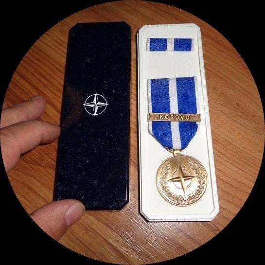 Medaille NATO Kosovo leger in doosje met baton, Verzenden, Landmacht, Overige gebieden, Lintje, Medaille of Wings