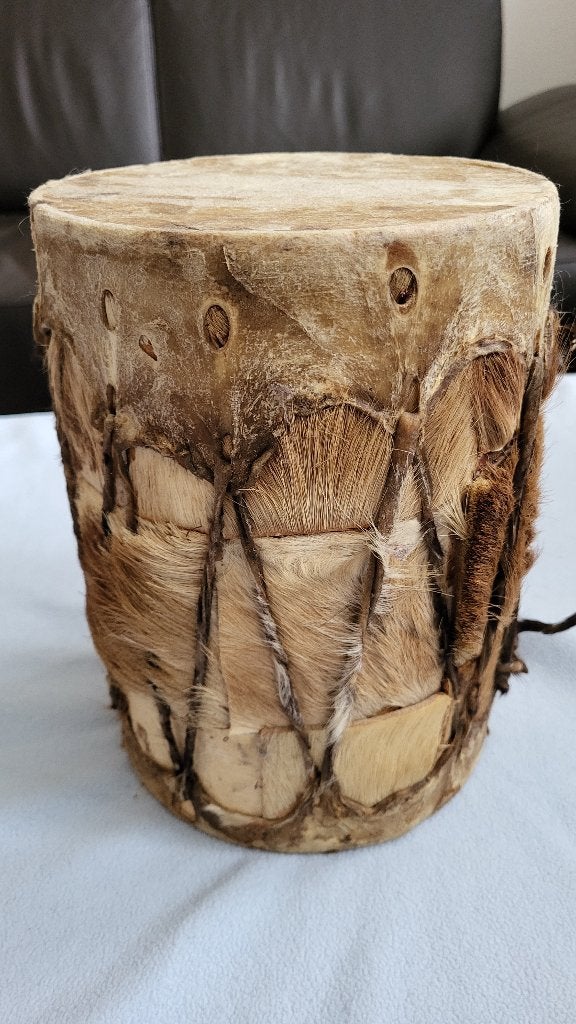 Authentieke Afrikaanse Lederen Djembe / Trommel, Antiek en Kunst, Natuurlijk materiaal, Afrika, Overige typen, Handgemaakt