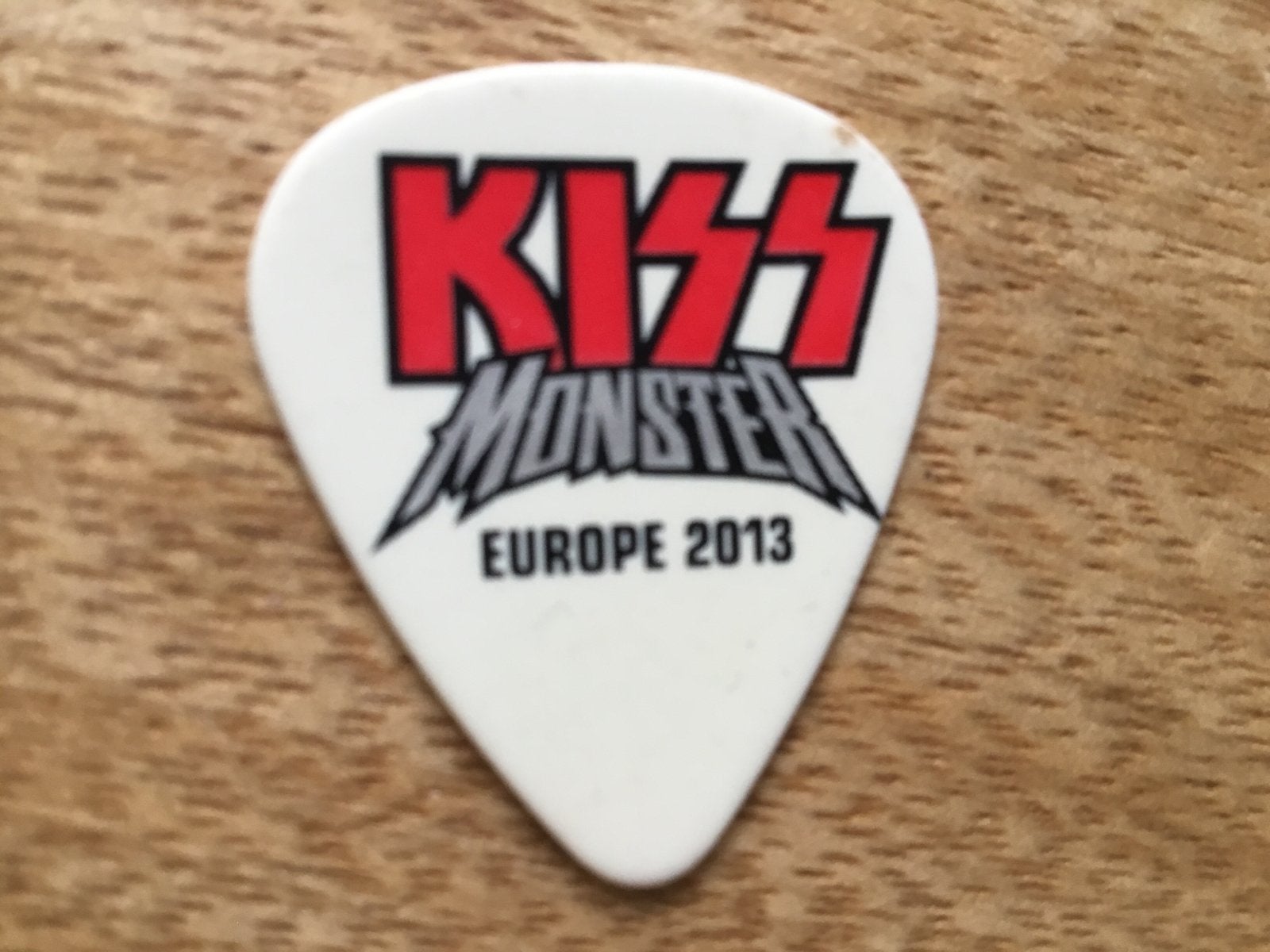 KISS Monster Europe 2013 plectrum - Gesigneerd, Verzamelen, Ophalen of Verzenden, Zo goed als nieuw, Overige typen