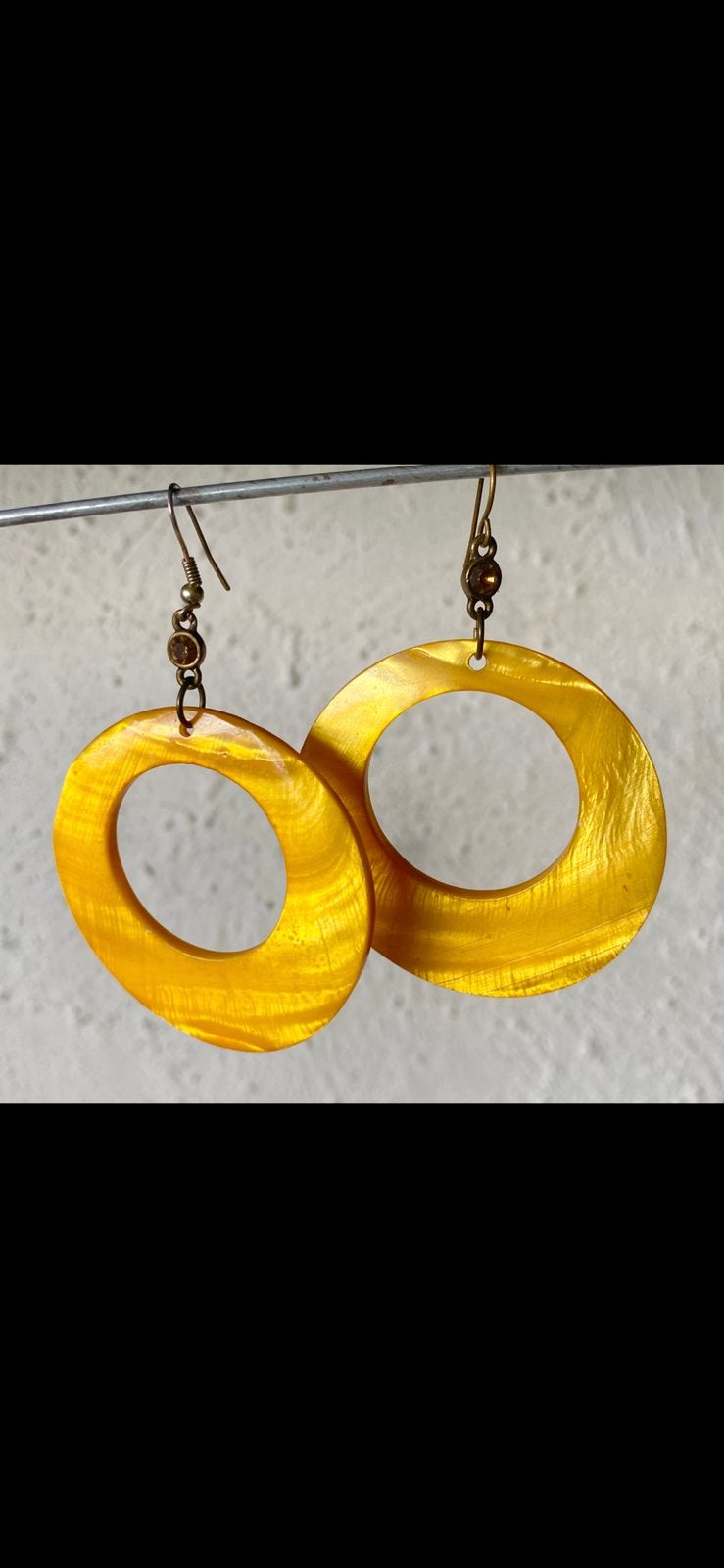 swingende JAREN ‘80 ‘GO-GO’-STIJL OORHANGERS, Sieraden, Tassen en Uiterlijk, Oorbellen, Overige materialen, Hangers, Geel, Ophalen of Verzenden