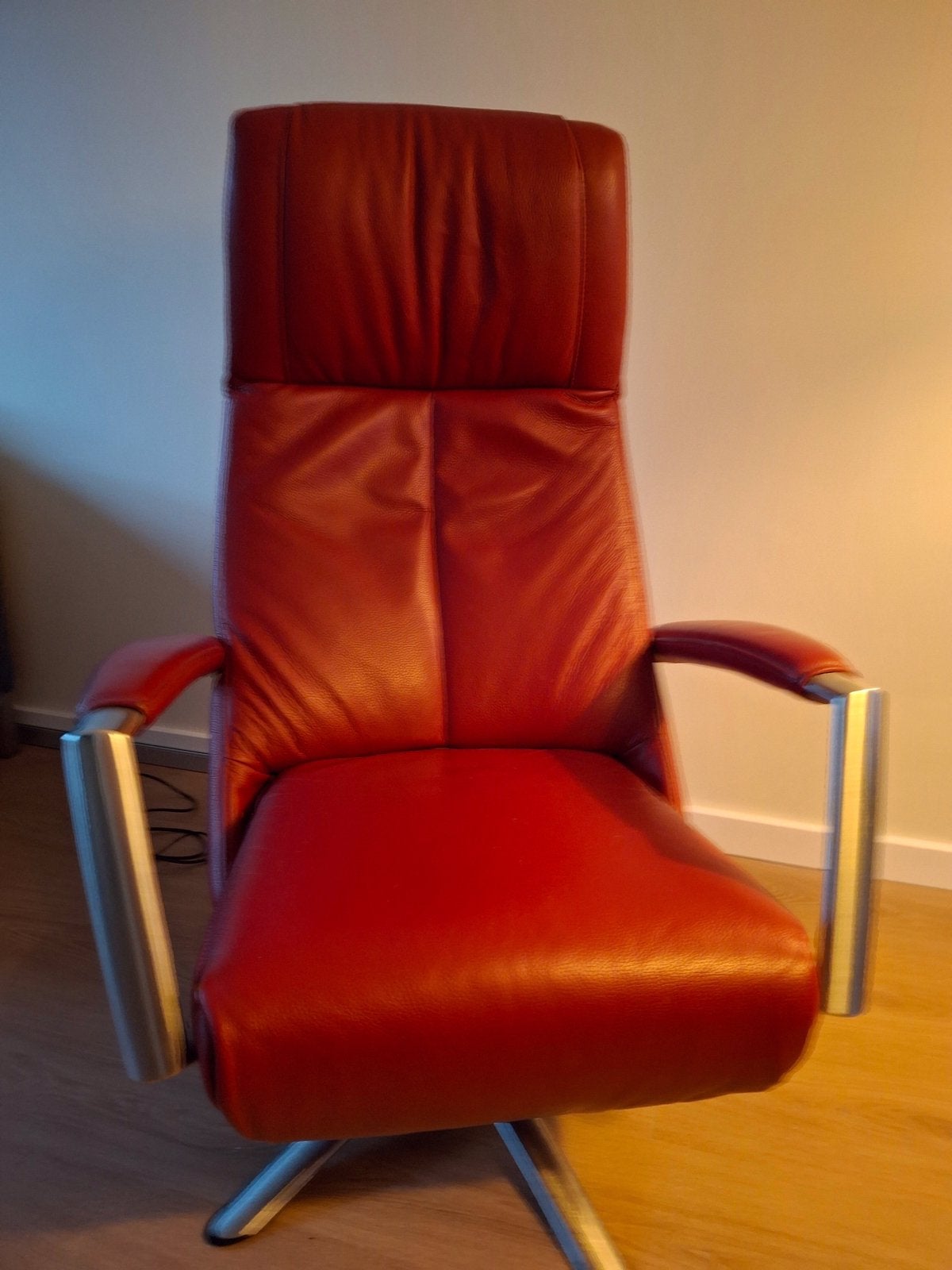 Comfortabele relaxfauteuil - Rood leer met metalen accenten, Huis en Inrichting, Fauteuils, Ophalen, Zo goed als nieuw, Leer, 75 tot 100 cm