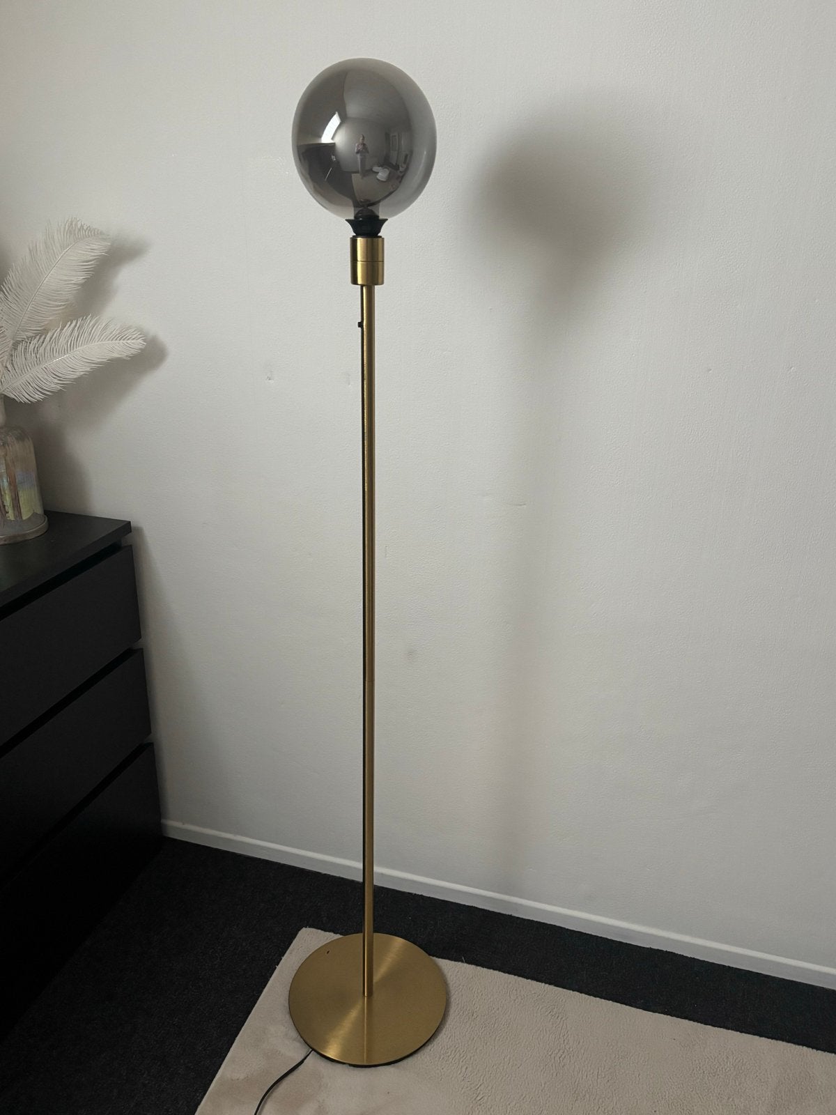 Moderne staande lamp met gouden voet en rookglazen bol, Ophalen, E27 (groot), Zo goed als nieuw, Metaal