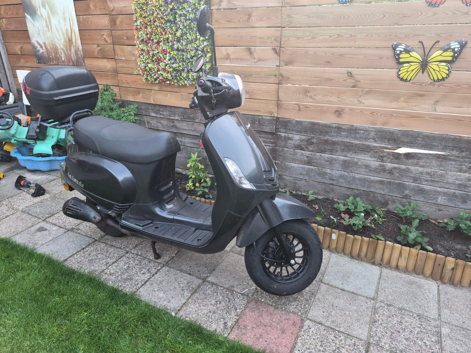 Sourini scooter met topkoffer - Gebruikt, Fietsen en Brommers, Ophalen, Gebruikt, Benzine, Overige merken