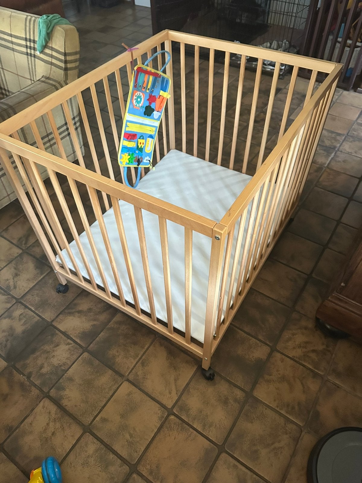 Mooie kinderbox, Ophalen, Zo goed als nieuw, Wieltjes