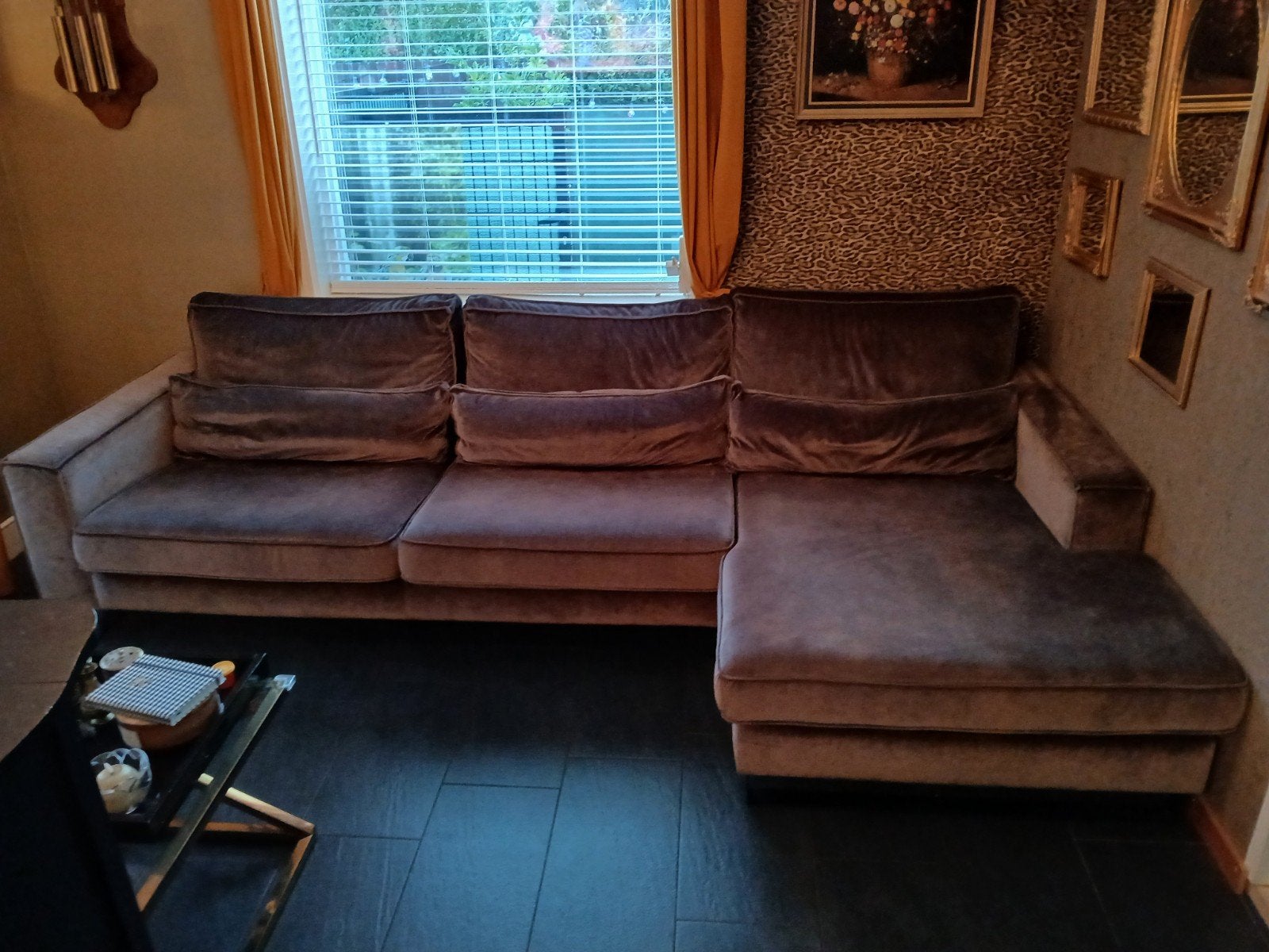 Velvet L-bank met chaise longue - Chocoladebruin, Huis en Inrichting, Banken | Bankstellen, Ophalen, Gebruikt, 100 tot 125 cm