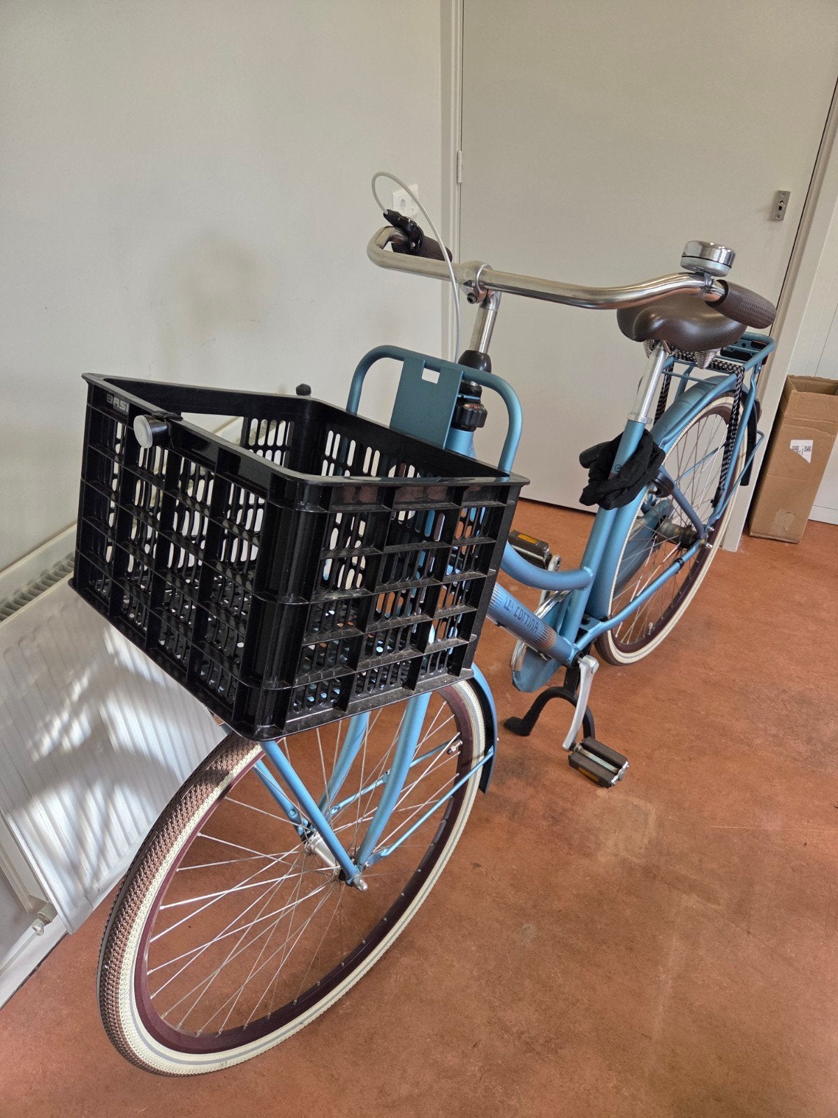 Cortina Damesfiets Metallic Blauw–Nette Stadsfiets met Krat