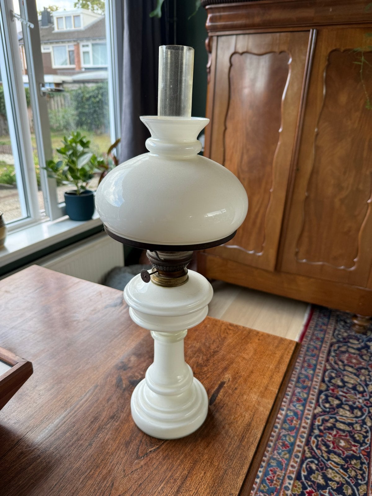 Antieke olielamp van opaalglas, Antiek en Kunst, Antiek | Lampen, Ophalen of Verzenden