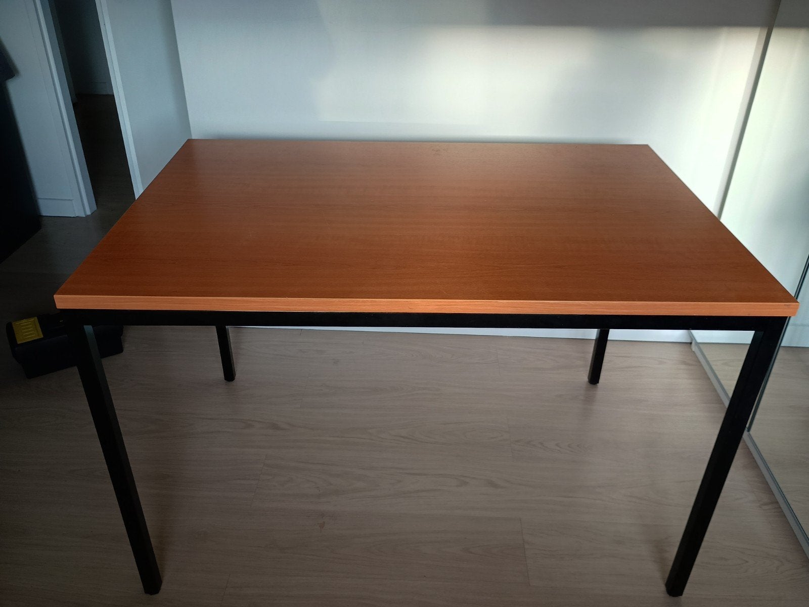 Bureau met houten blad en metalen poten: moet weg!, Ophalen