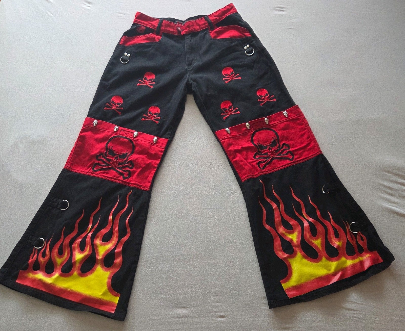 Stoere Stuca broek zwart/rood met skulls & flames – maat 32, Ophalen, Zo goed als nieuw, Rood, Lang
