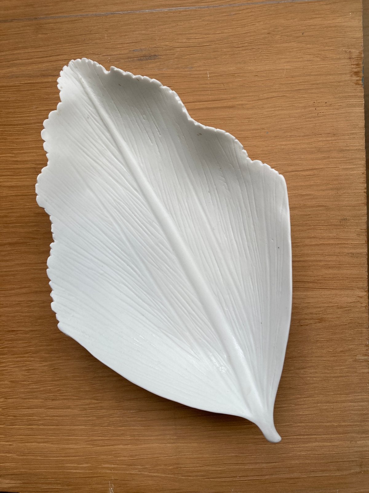 Bladvormig schaaltje van keramiek, wit, Gebruikt, Keramiek, Ophalen of Verzenden, Schaal of Schalen