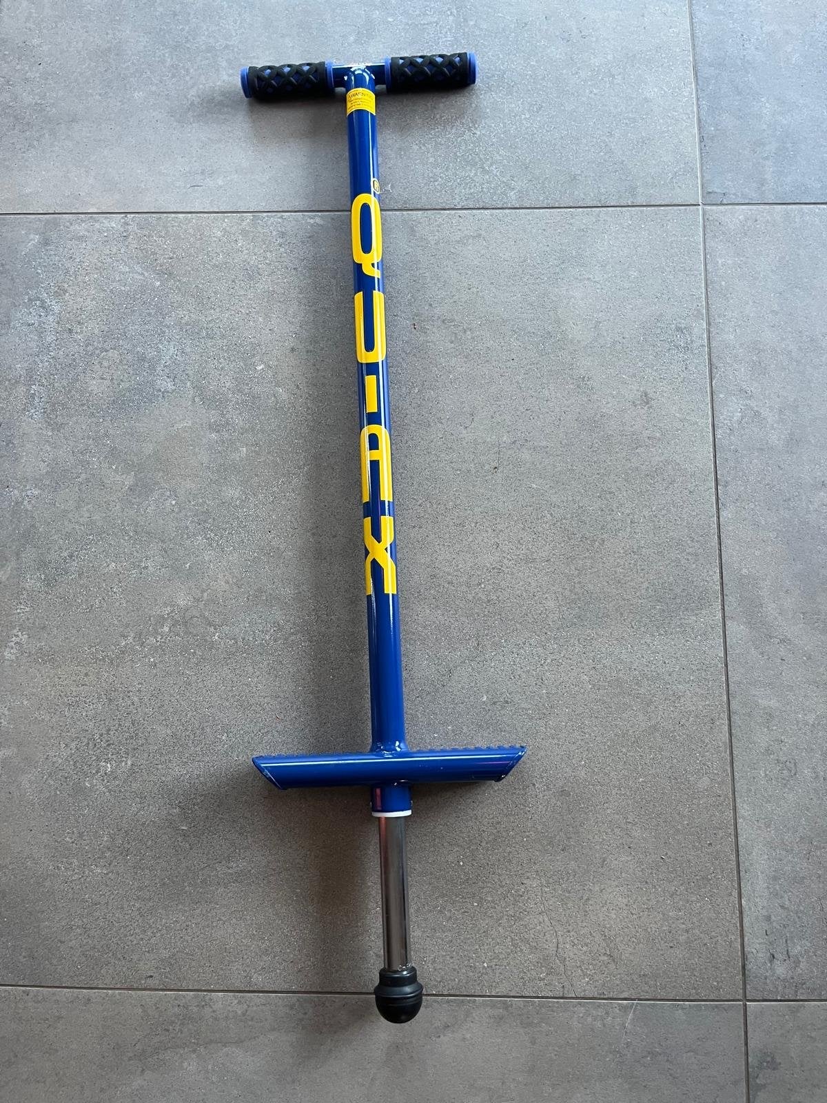 Leuke blauwe pogo stick van QU-AX, Kinderen en Baby's, Speelgoed | Buiten | Actiespeelgoed, Ophalen, Zo goed als nieuw