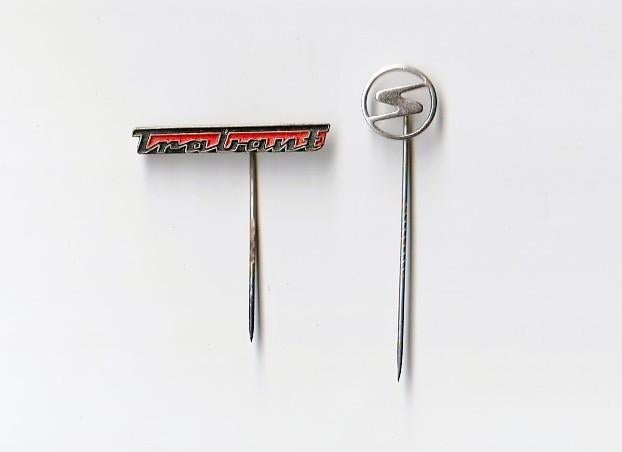 2 mooie volmetaal auto spelden TRABANT DDR auto's, Verzamelen, Speldjes, Pins en Buttons, Ophalen of Verzenden, Overige onderwerpen