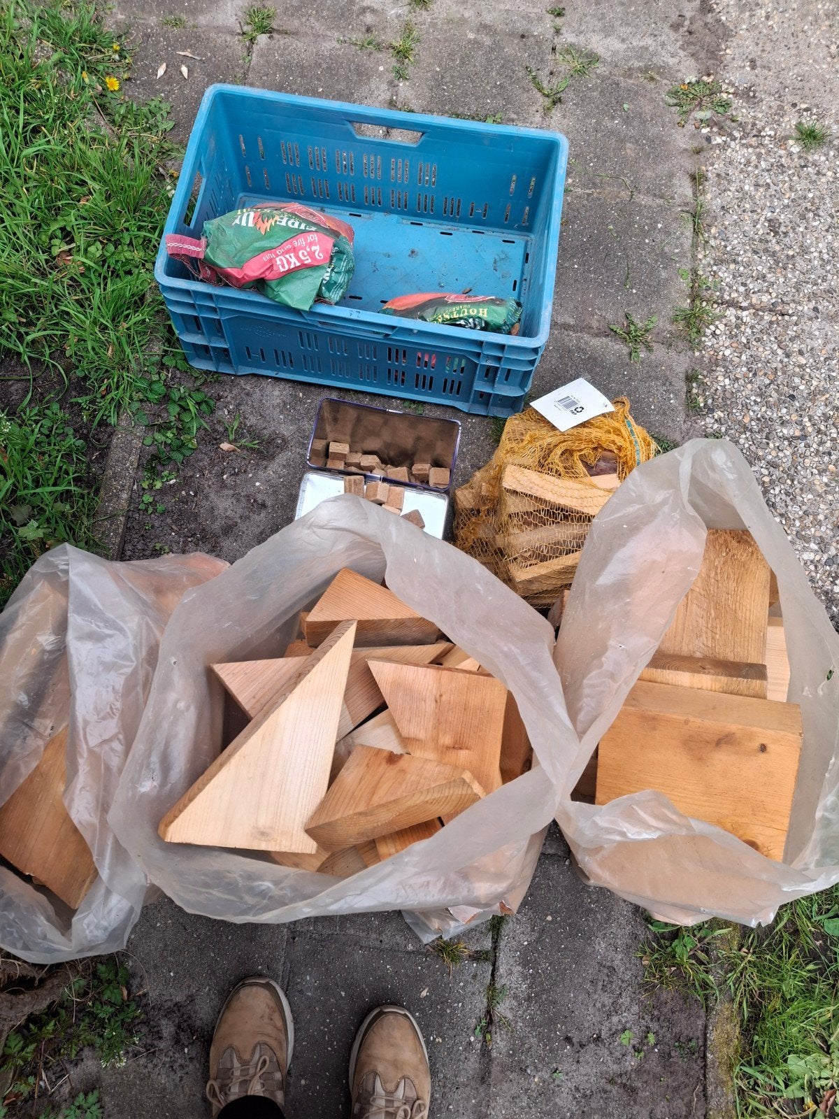T E A B >> MOET WEG drie puinzakken vol haardhout en meer, Tuin en Terras, Haardhout, Minder dan 3 m³, Ophalen