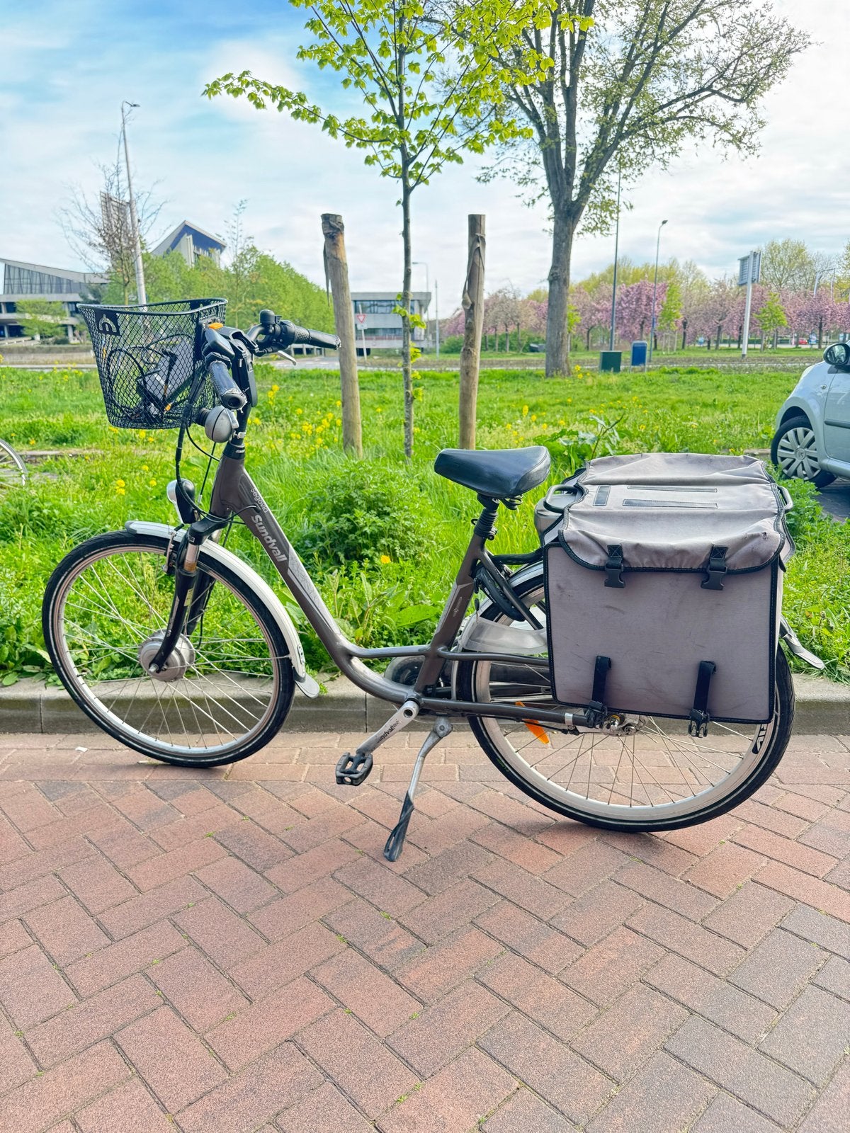 Sundvall elektrische fiets met mand, tassen en oplader, Fietsen en Brommers, Gebruikt, 47 tot 51 cm, 30 tot 50 km per accu, Ophalen