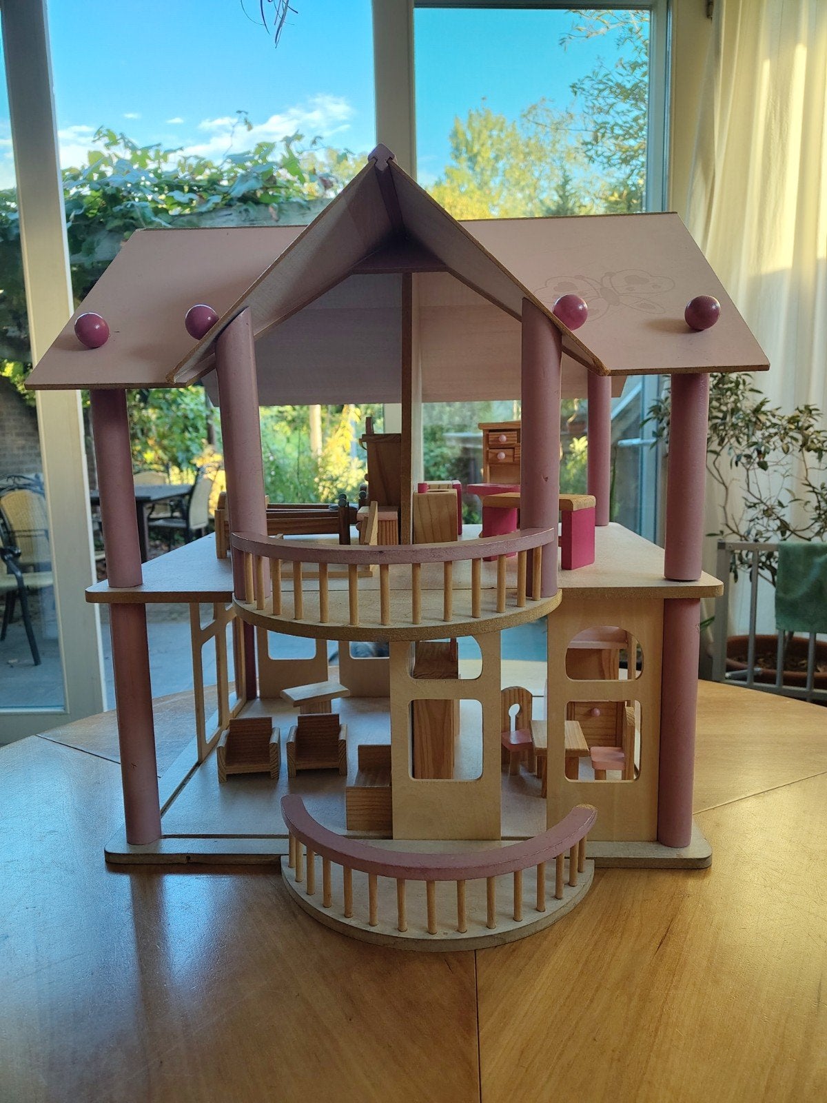Houten poppenhuis met complete inrichting