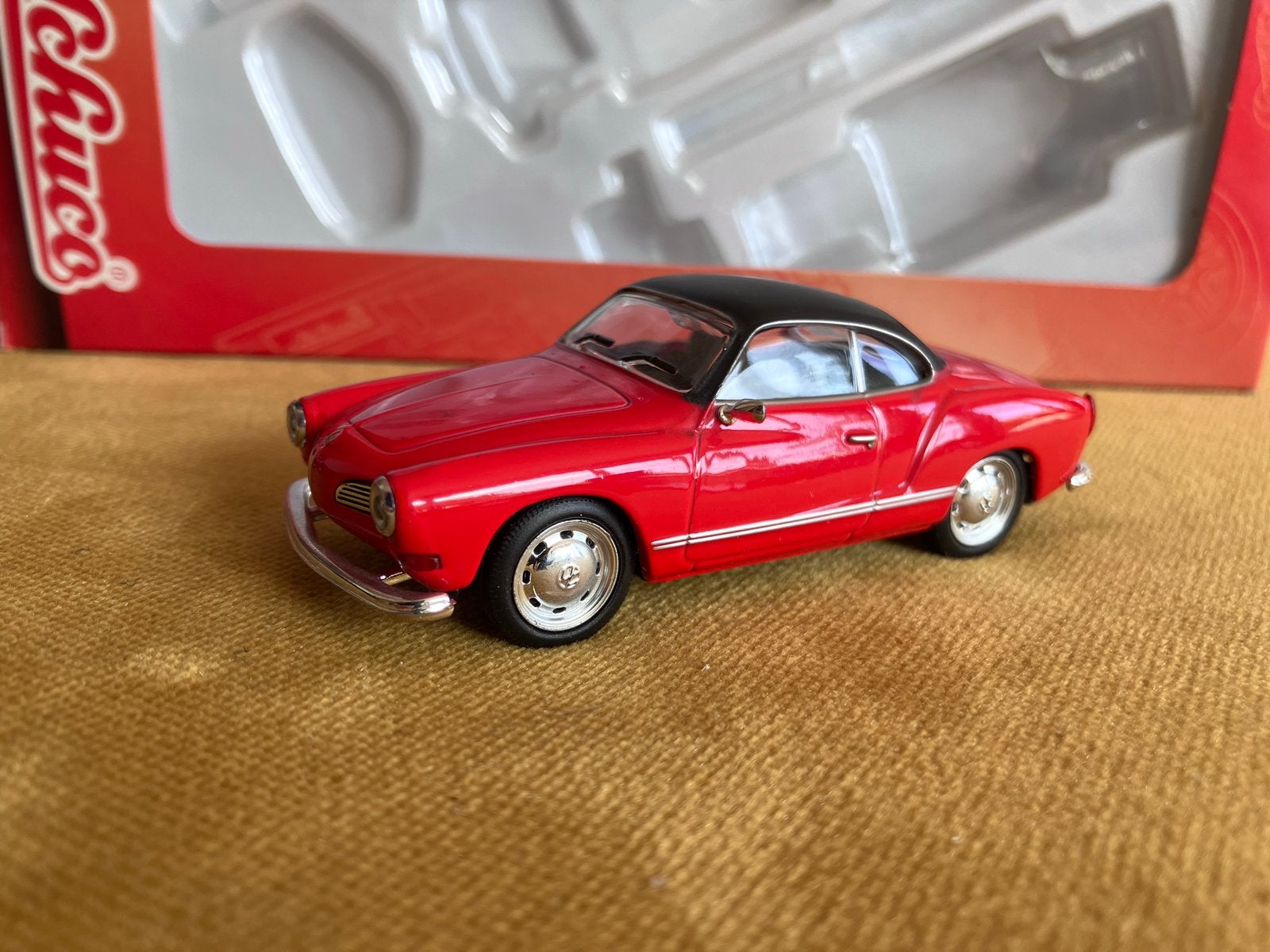 Schuco VW Karmann Ghia Coupé 1:43 Rood/Zwart - Nieuw, Ophalen of Verzenden, Zo goed als nieuw, Auto, Schuco