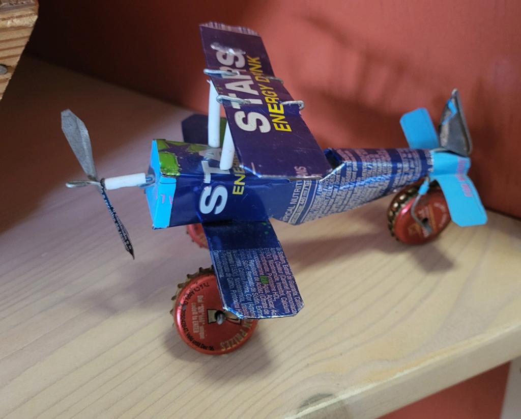 Uniek gerecycled vliegtuigje van blik en doppen, Hobby en Vrije tijd, Modelbouw | Vliegtuigen en Helikopters, Overige merken, Ophalen of Verzenden
