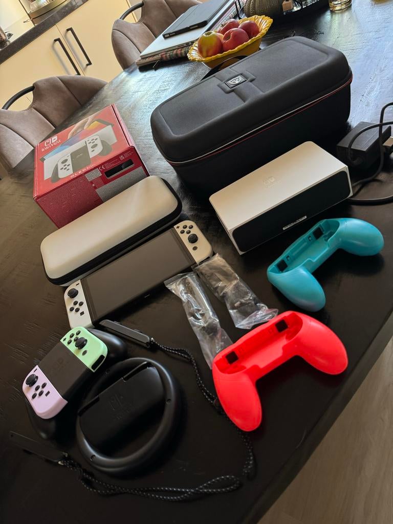 Witte Nintendo Switch OLED - Compleet met veel extra's, Spelcomputers en Games, Spelcomputers | Nintendo Switch, Ophalen, Zo goed als nieuw