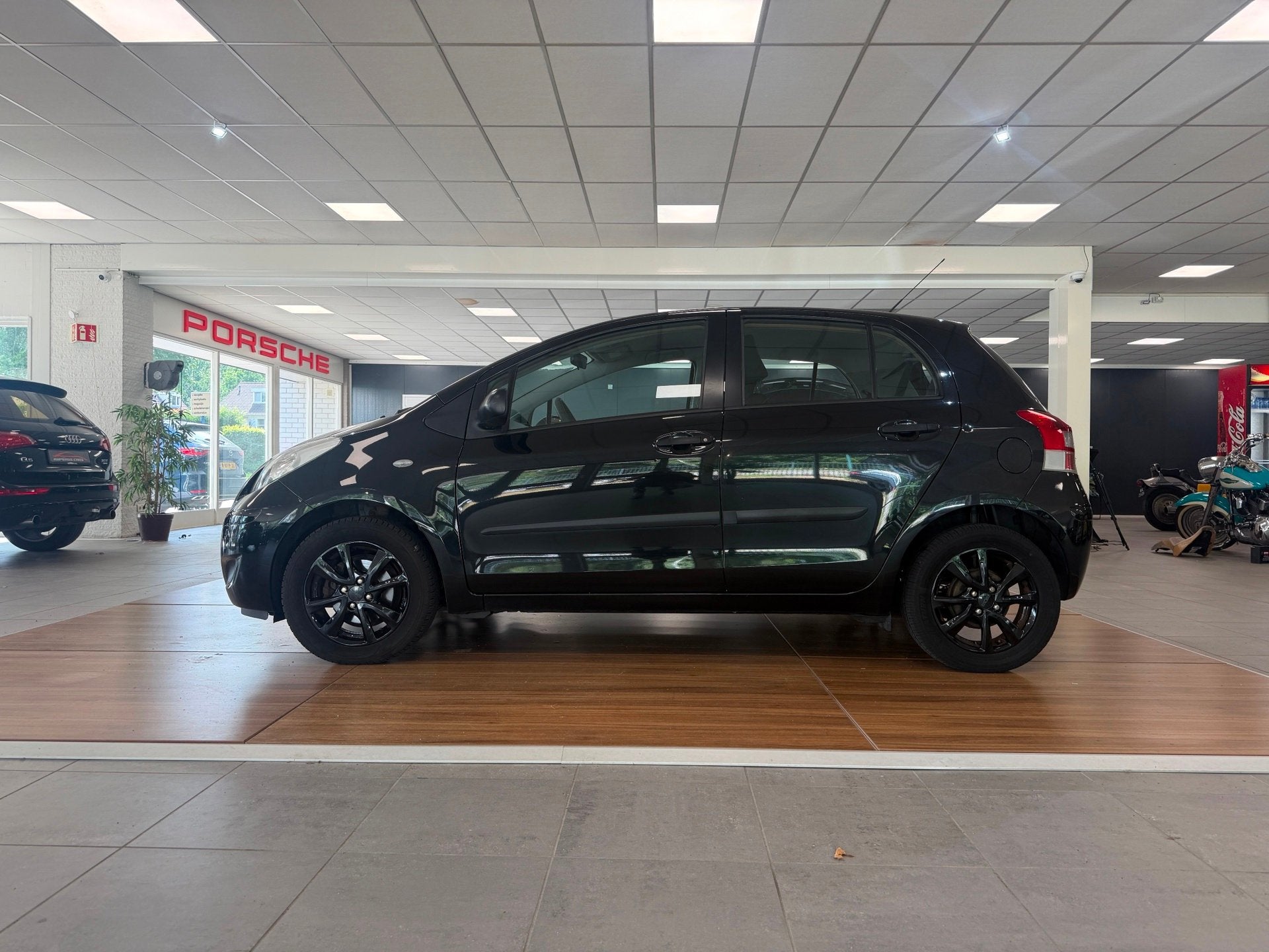 Toyota Yaris 1.3 VVTi Comfort NAP/Centrale deurvergr/LM Velg, Voorwielaandrijving, Euro 5, Stof, Zwart
