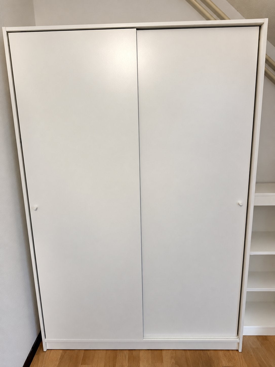 Witte kledingkast met schuifdeuren en planken, Huis en Inrichting, Ophalen, Met plank(en), Gebruikt, 100 tot 150 cm