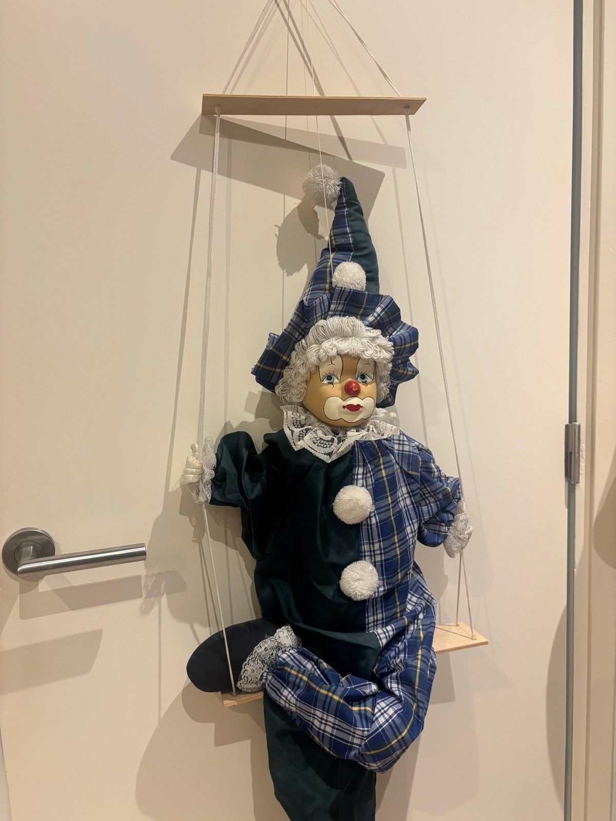 Decoratieve clown pop op schommel, Verzamelen, Poppen, Ophalen of Verzenden, Gebruikt, Pop