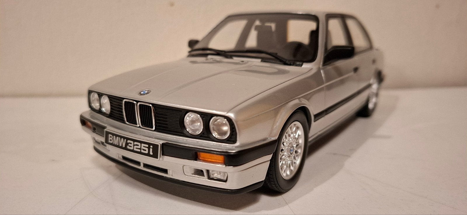 OTTOMOBILE BMW 325I, Hobby en Vrije tijd, Modelauto's | 1:18, Ophalen, Zo goed als nieuw, OttOMobile