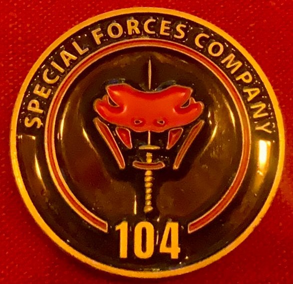 Coin Korps Commandotroepen 104 CIE, Ophalen of Verzenden, Landmacht, Nederland, Embleem of Badge