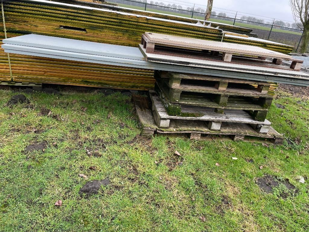 3 kunststof hokafscheidingen, Geslacht onbekend, Varken
