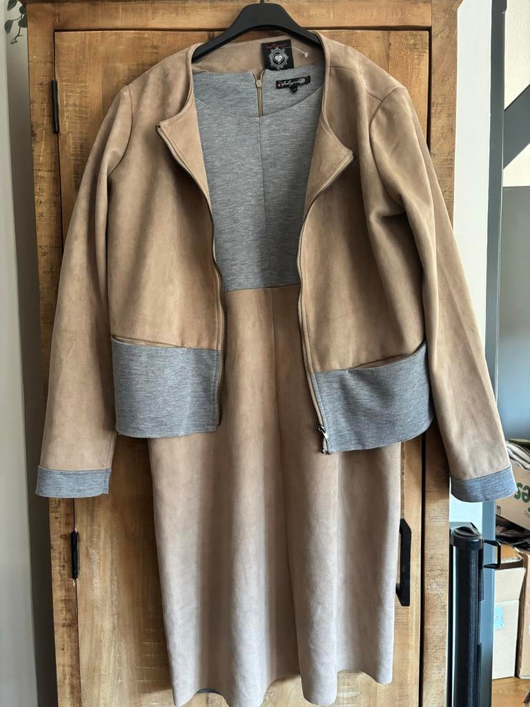 Mooi 2-delig suède mantelpak - Maat 44, Ophalen, Zo goed als nieuw, Maat 42/44 (L), Beige