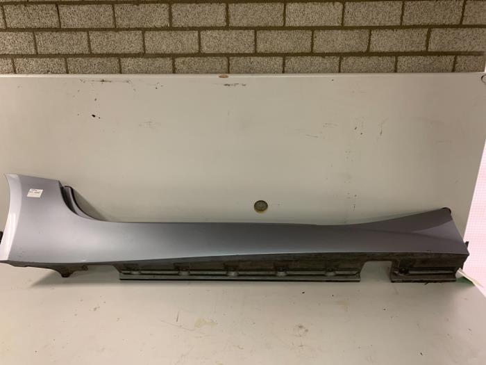 Zijskirt rechts van een BMW Z4 (WA08)