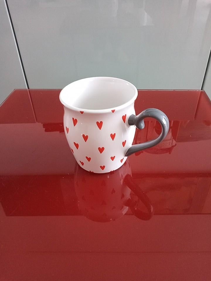 Mooie beker wit met rode hartjes kado geliefde vaderdag, Nieuw, Ophalen of Verzenden, Overige stijlen, Kop(pen) en/of Schotel(s)