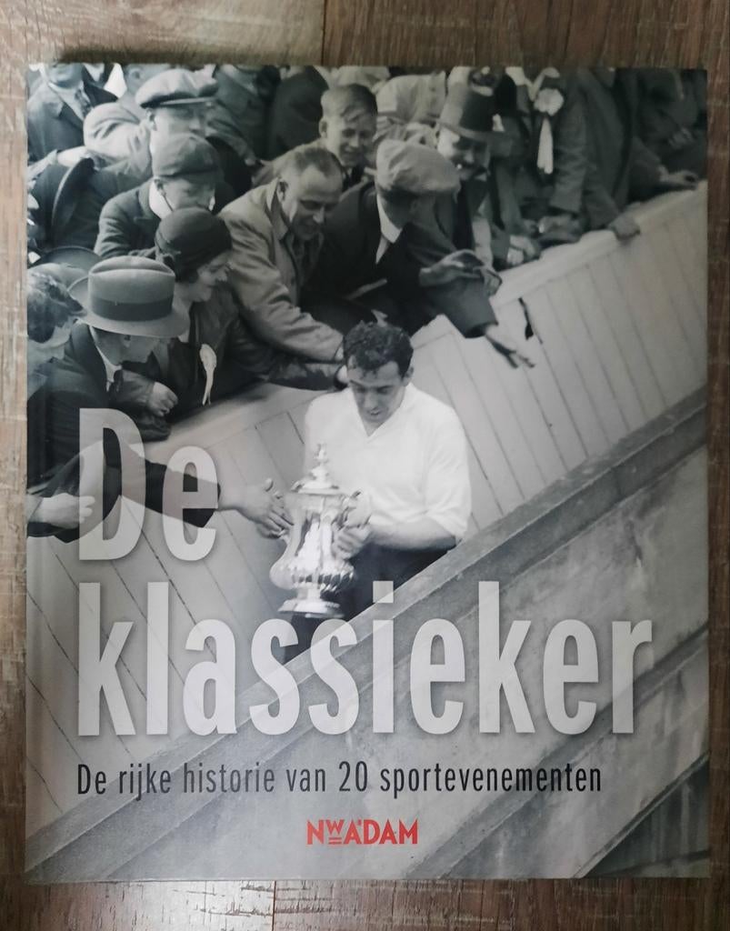 Sportklassiekers in woord en beeld - Coffeetable boek, Ophalen of Verzenden, Zo goed als nieuw, AD Sportwereld, Overige sporten