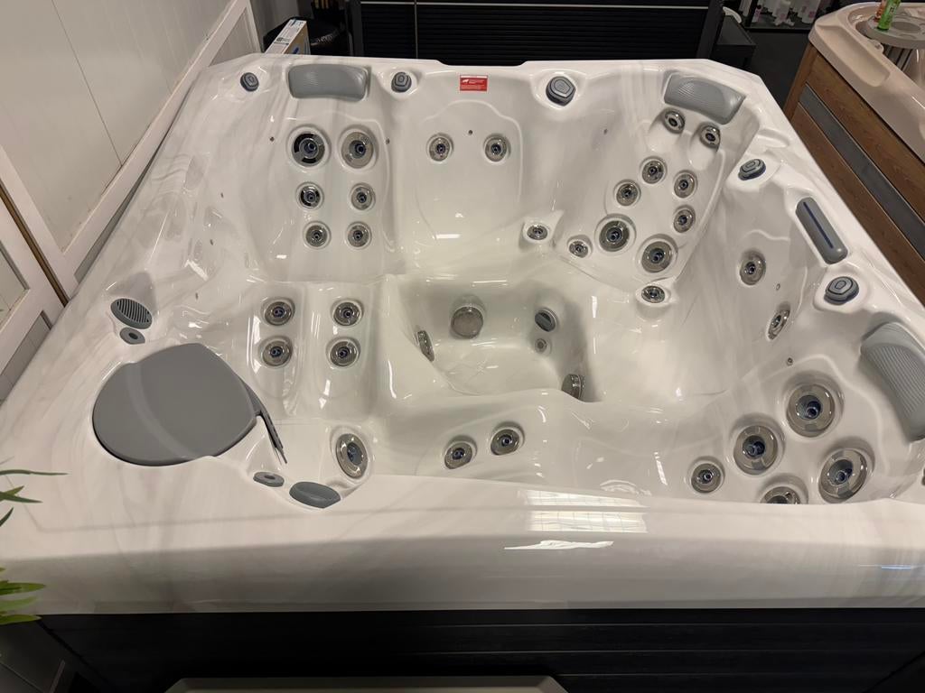 SHOWROOMMODEL - Wellis Spa Palermo 5-pers Jacuzzi Made in EU, Tuin en Terras, Bubbelbaden en Hottubs, 4011 GM, Nieuw, Wellis, Pomp