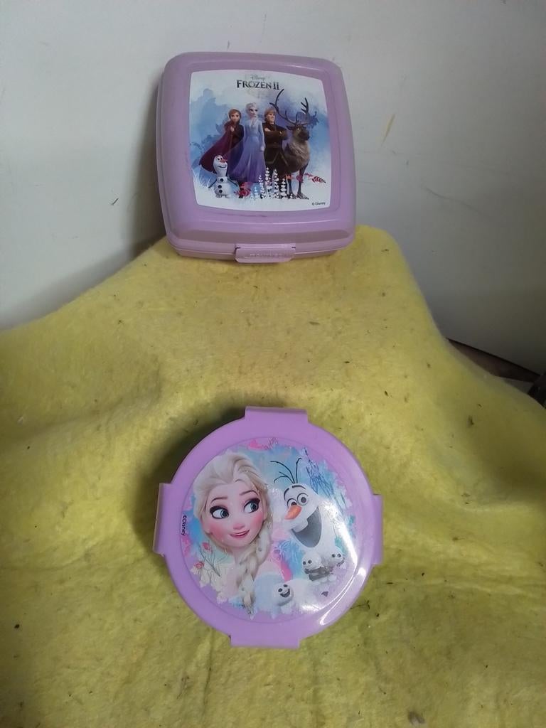 14821) Disney  Frozen  brood en fruit trommel  curver, Verzamelen, Ophalen of Verzenden, Overige figuren, Zo goed als nieuw, Overige typen
