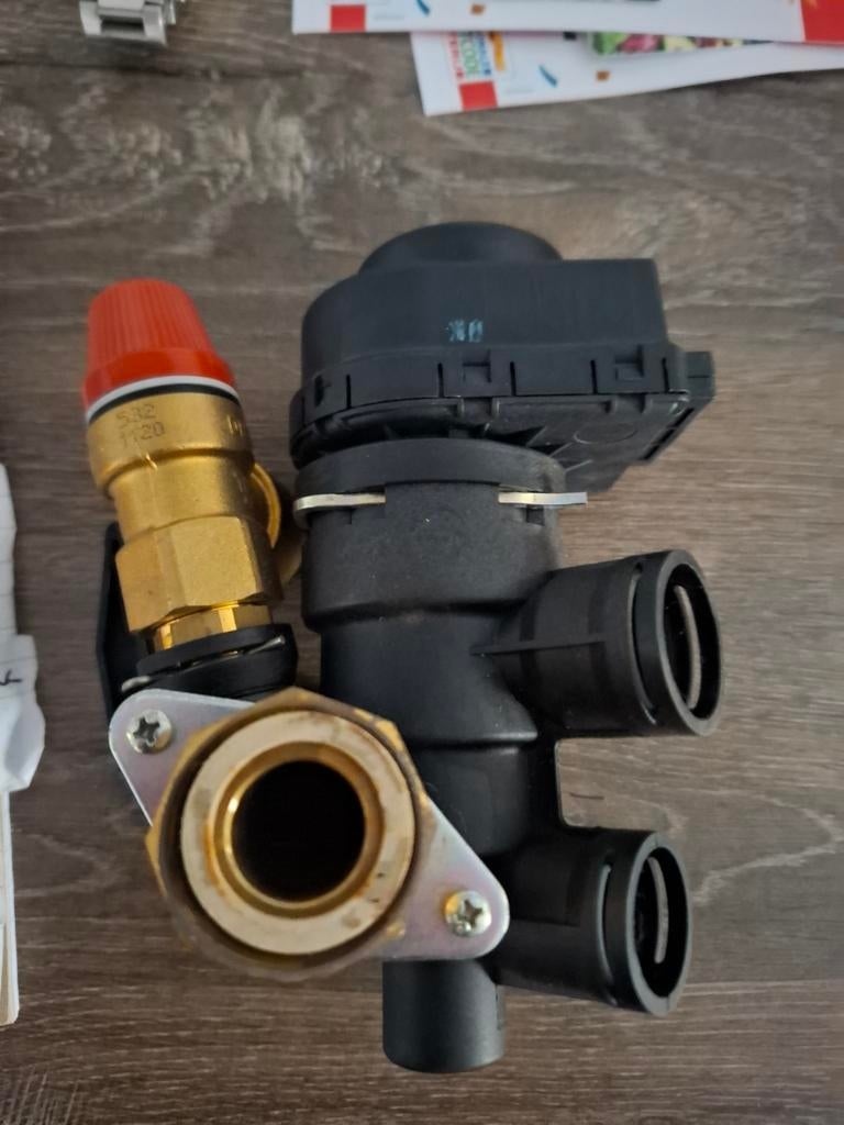 NIEUWE 3 WEG KLEP BOSCH CV KETEL HRC, Doe-het-zelf en Verbouw, Geisers en Boilers, Nieuw, Minder dan 3 jaar oud, Minder dan 20 liter