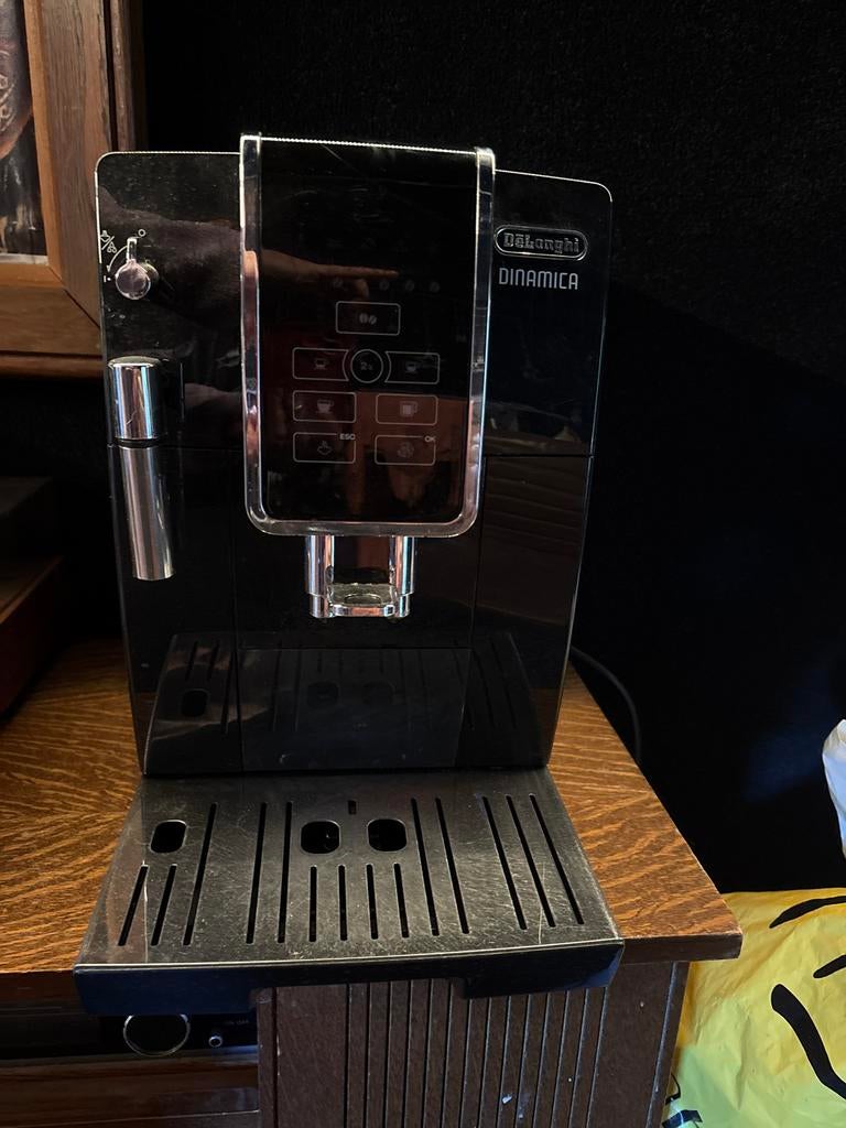 De'Longhi Dinamica Volautomatische Espressomachine, Witgoed en Apparatuur, Koffiezetapparaten, Ophalen, Afneembaar waterreservoir