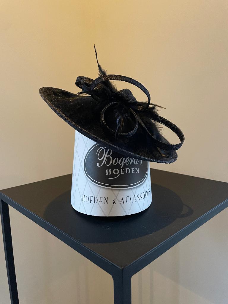 Mooi Dopje zwart fascinator van fluweel, Kleding | Dames, Hoeden en Petten, Ophalen of Verzenden, Nieuw, One size fits all, Hoed