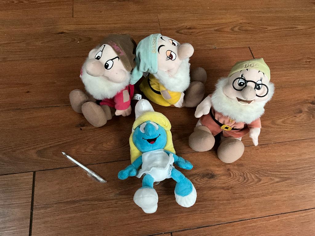 3 dwergen een smurf disny, Verzamelen, Disney, Ophalen of Verzenden, Sneeuwwitje of Doornroosje, Gebruikt, Beeldje of Figuurtje
