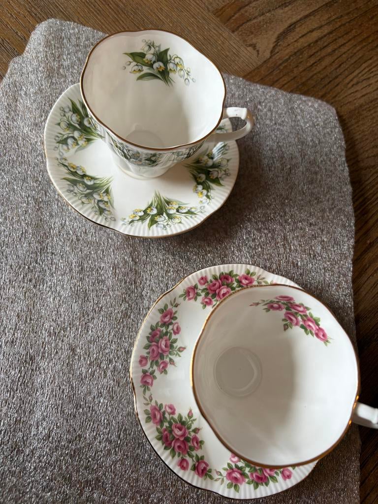 2 vintage Royal Albert kopjes en schotels dainte dina serie, Antiek en Kunst, Ophalen