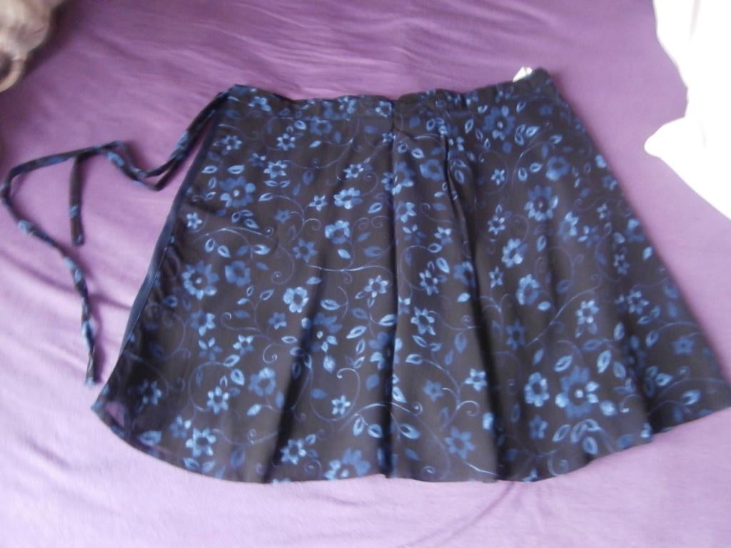 rok omslagrok mini rok blauw met bloemen Pimkie maat S, Kleding | Dames, Rokken, Blauw, Ophalen of Verzenden, Zo goed als nieuw