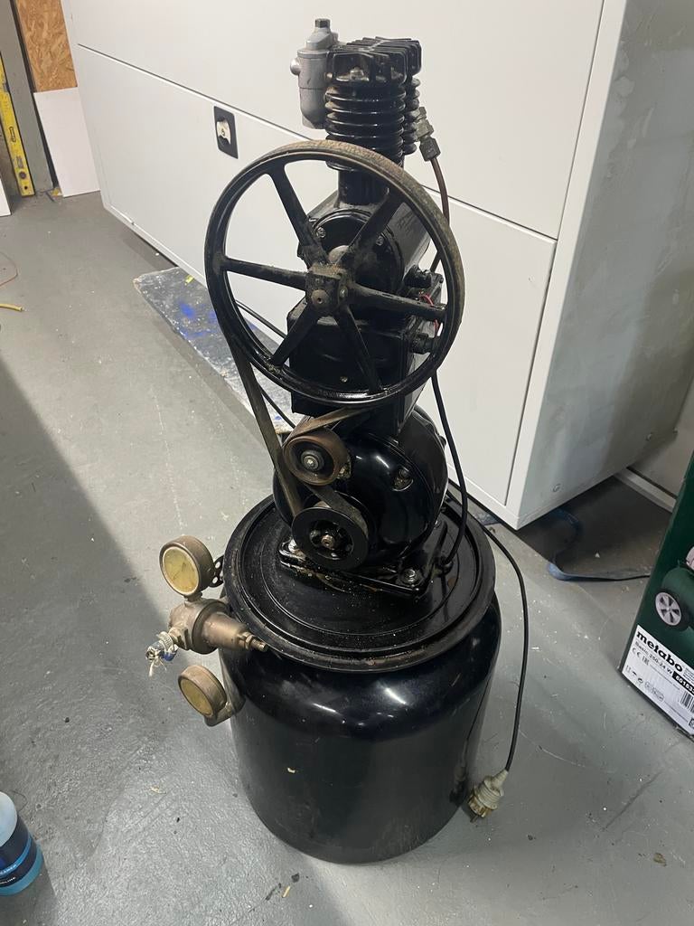 Antieke Ritter Compressor met leren riem, Ophalen
