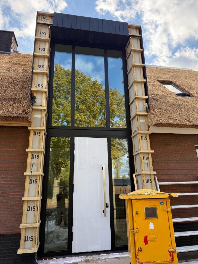 Aluminium vleugeloverdekkende deur met zijlichten, Ophalen, Deurkozijn, 150 tot 225 cm, 225 cm of meer