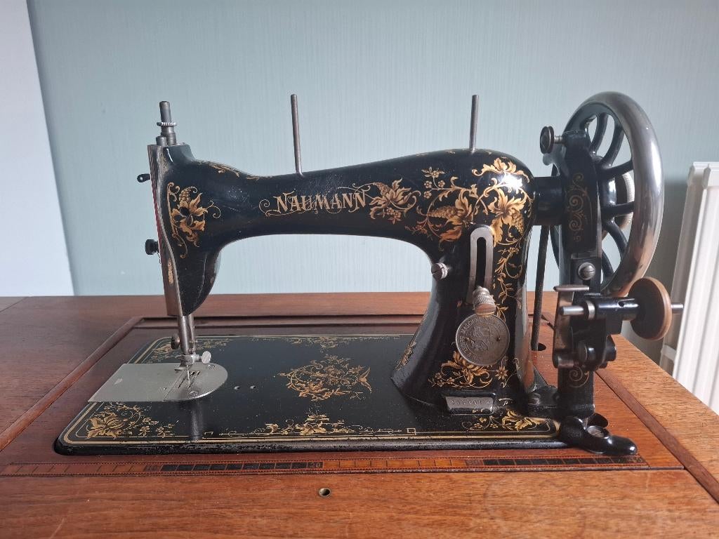 Antieke (vintage) naaimachine met ombouwkast, Ophalen
