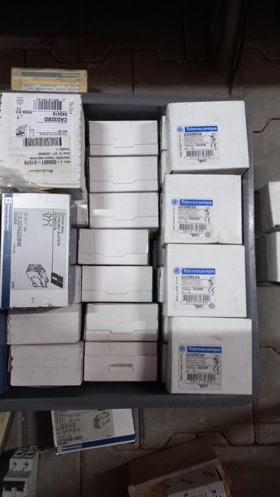 Circuitbreakers aarlekschakelaars en knoppen te koop, Ophalen, Zo goed als nieuw
