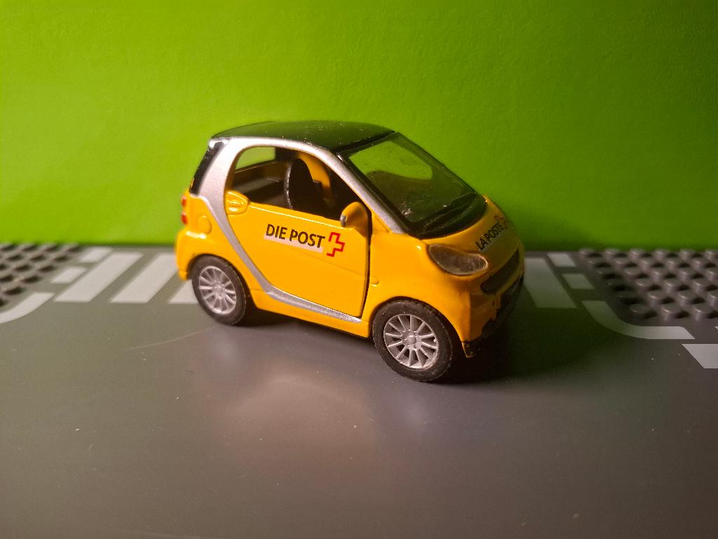 Maisto - Smart fortwo La Posta Zwitserland [geel] 1/32, Hobby en Vrije tijd, Ophalen of Verzenden, Gebruikt, Auto