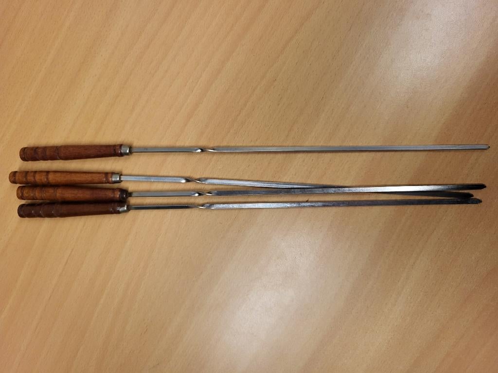 Bbq spiesen.               4 X met houten handvat., Tuin en Terras, Barbecue-accessoires, Zo goed als nieuw, Ophalen of Verzenden