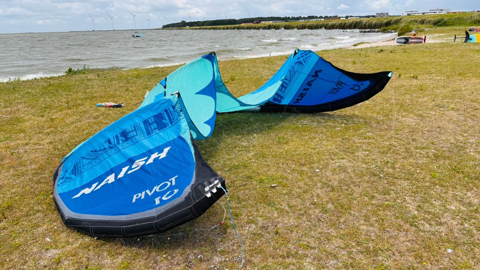 Naish Pivot 2021 S25 10m blauw, Watersport en Boten, Kitesurfen, 10 m², Geen board, Ophalen of Verzenden, Zo goed als nieuw
